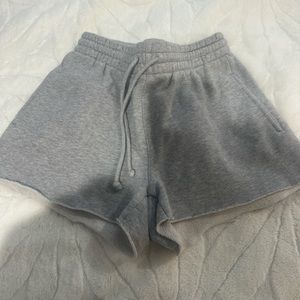 Grey sweatshirts size xs
Aritzia